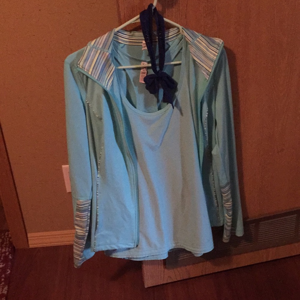 Under armour Sweater with three tank tops